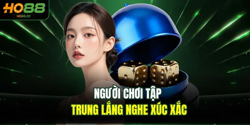 Người chơi tập trung lắng nghe xúc xắc